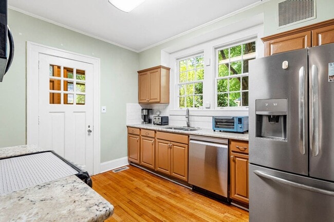 Building Photo - Stunning 3 bedroom FURNISHED MID-TERM RENTAL home in historic downtown Burlington