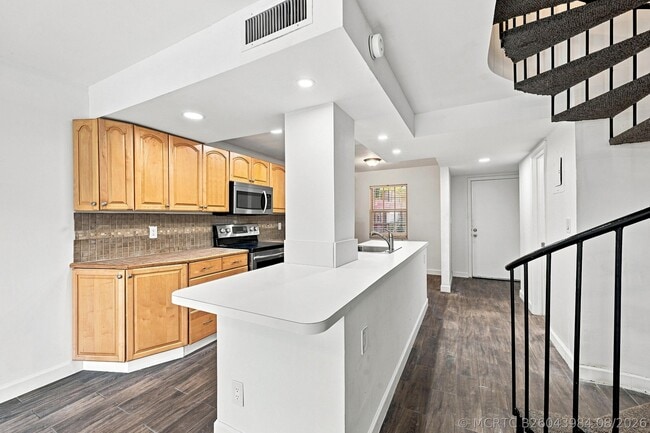 Building Photo - 640 Tennis Club Dr