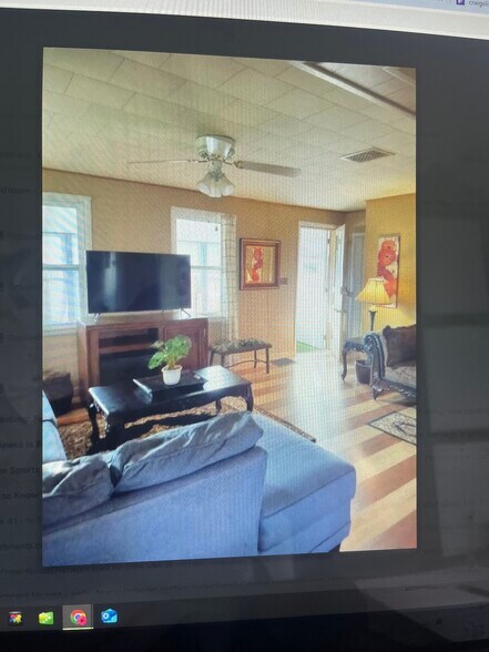 Living Room and Entry - 1126 River Rd
