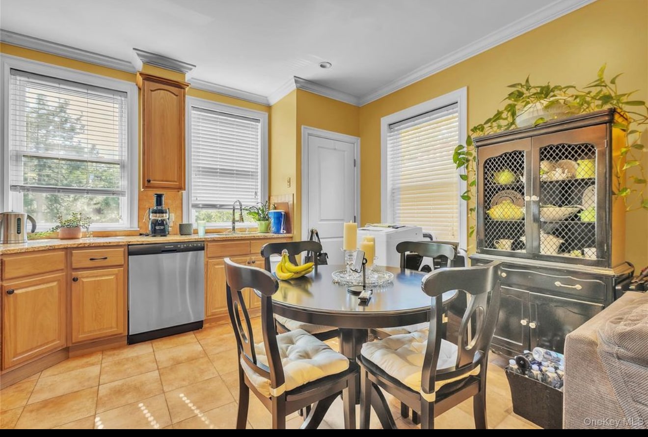 Building Photo - 150 S 6th Ave