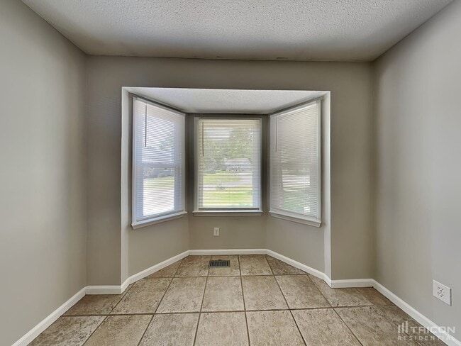 Building Photo - 3336 Castlegate Dr