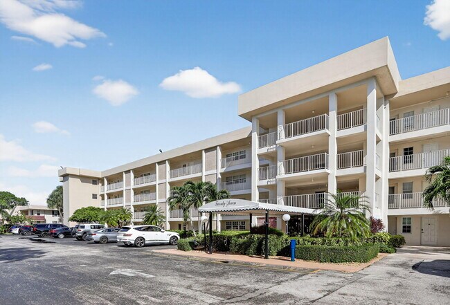 Building Photo - 2651 S Palm Aire Dr