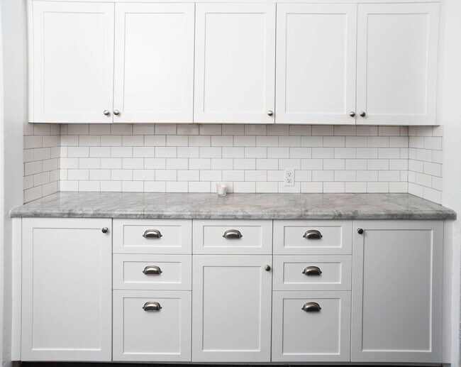 Building Photo - Charming Upper Floor 2 Bed / 1 Bath with Bonus Studio in a Prime Echo Park Location