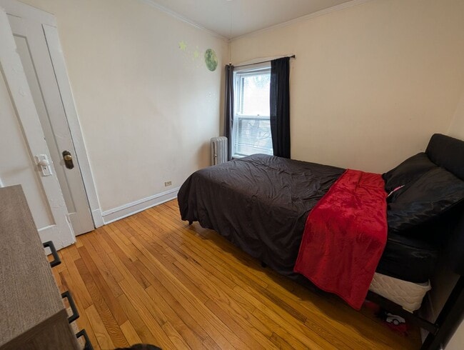 Building Photo - Spacious Albany Park 1-bed/1-bath with Sunroom and Dining Room