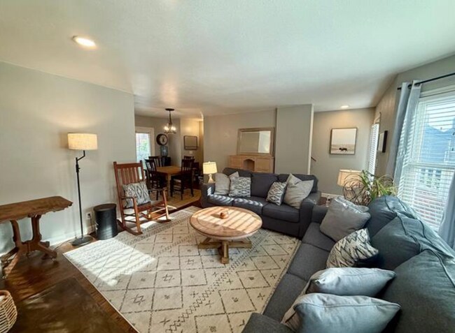 Building Photo - 2 Bed | 2 Bath Condo on Crybaby Hill