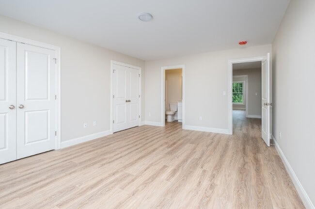 Building Photo - 8 Edgewater Cir