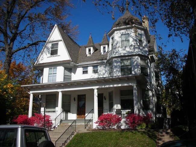 Building Photo - 2216 E Ivanhoe Pl