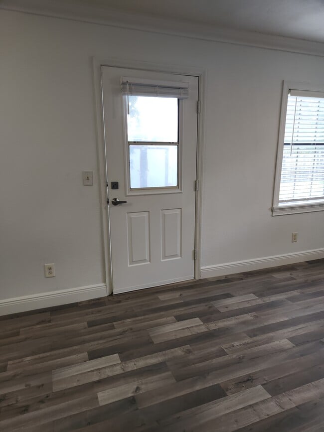 Building Photo - 1005 N Bracewell Dr