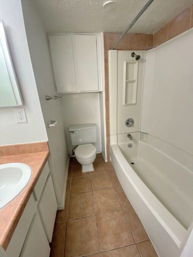 Building Photo - WATERFORD WEST CAMPUS - 4 BEDROOM - $2800