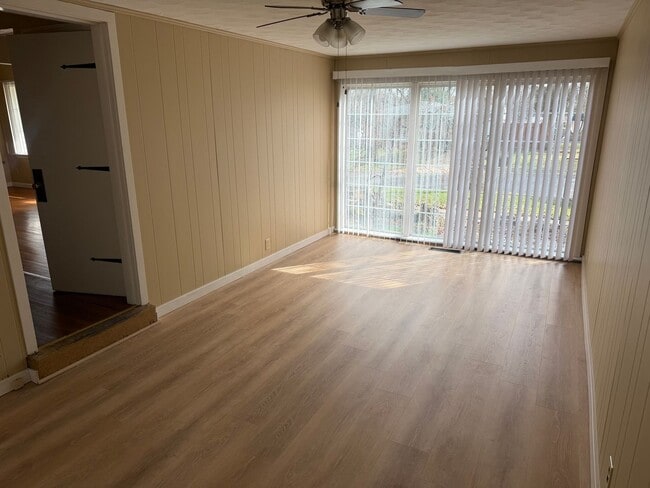 Building Photo - Lovely Large 3 Bedroom 1 1/2  Bath Ranch Style Home