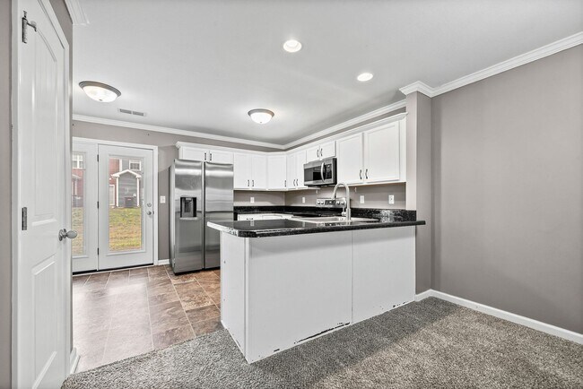 Building Photo - 2 Bedroom Pet Friendly Condo For Rent Near Beachaven Vineyard!