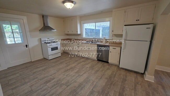 Building Photo - Charming Mid-Century Bungalow & Updated Cottage in the Heart of Downtown Sonoma ~340 Church Street