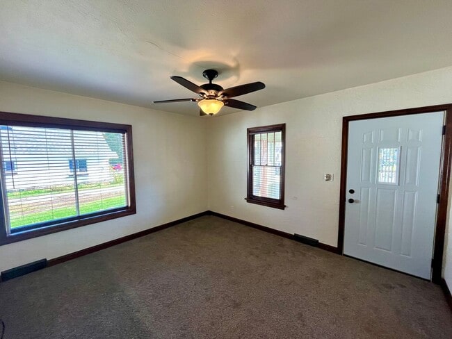 Building Photo - Large 3 Bed 2 Bath Single Family Home in M...