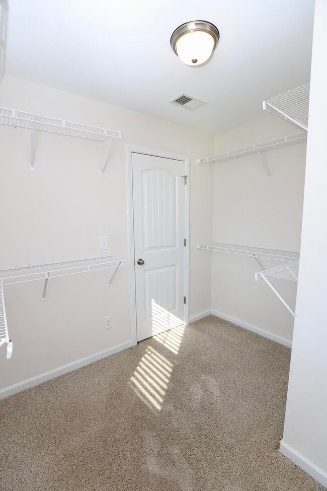 Building Photo - 2943 Old Field Rd