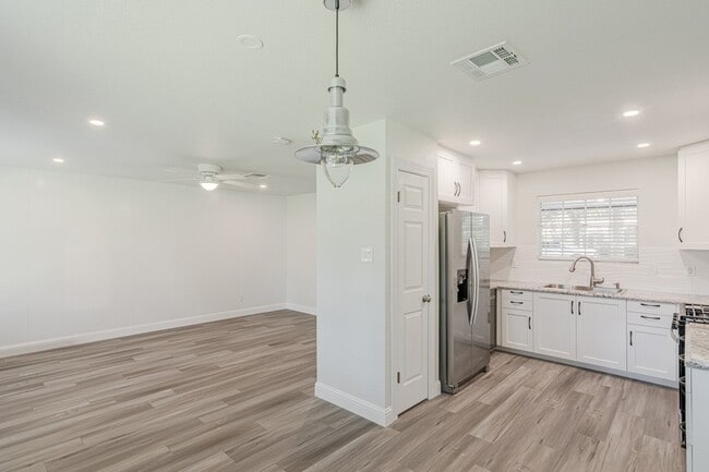 Building Photo - 3402 Gary Ln