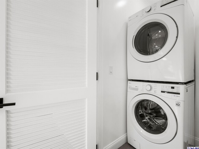 Building Photo - 214 N Orchard Dr