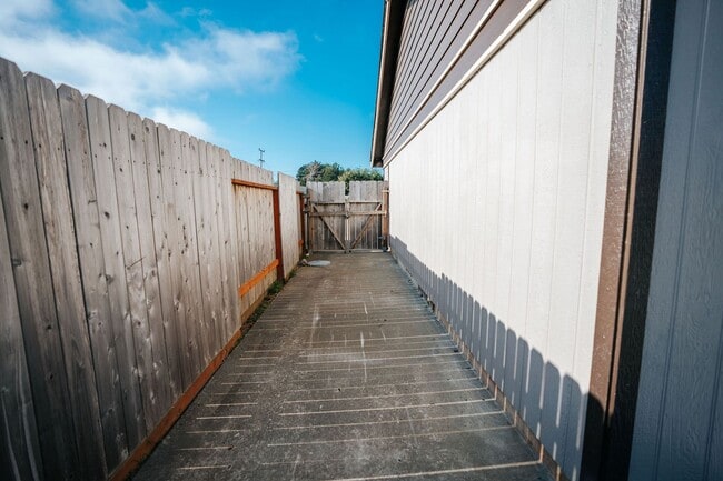 Building Photo - Single Family Home in Mckinleyville!