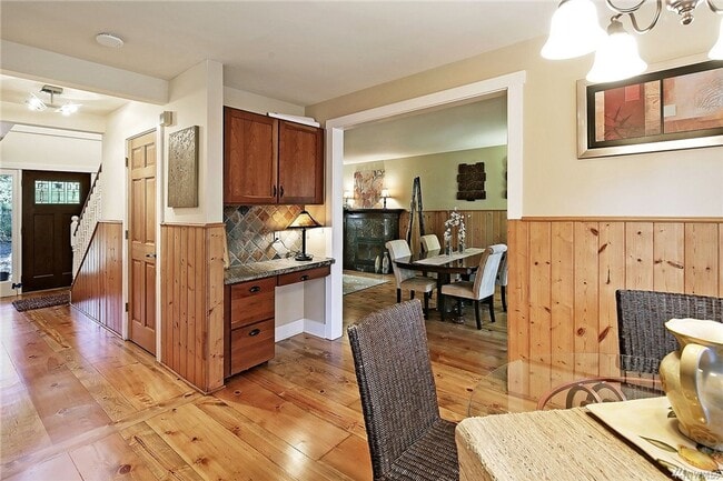 Building Photo - Bellevue 4 bd 2.5 bath house close to Micr...
