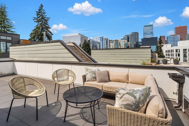 Building Photo - Fantastic Bellevue Townhouse with View...