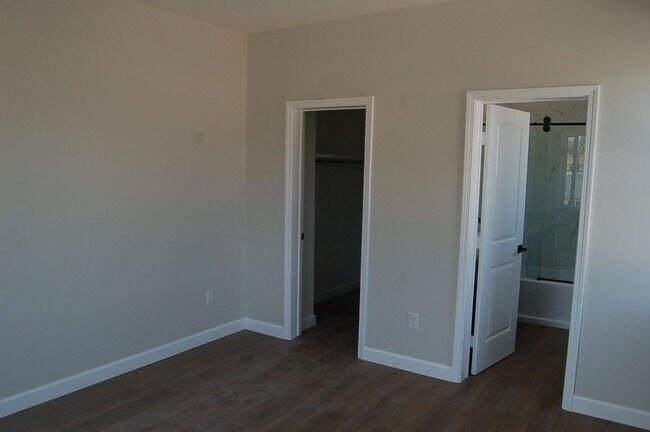 Building Photo - 425 W Duarte Rd