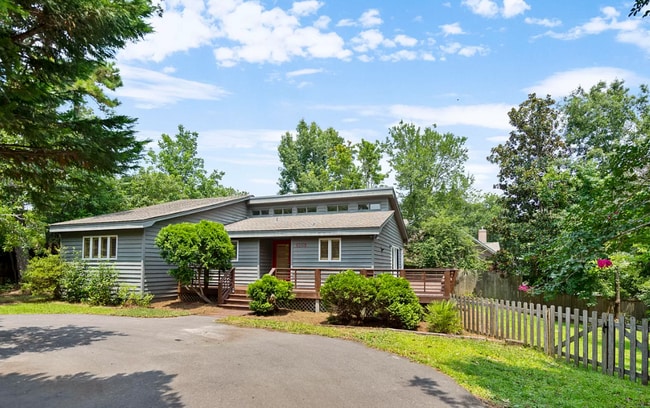 Building Photo - GREENVILLE LOOP- 3 bed | 2 bath house w/ private yard!