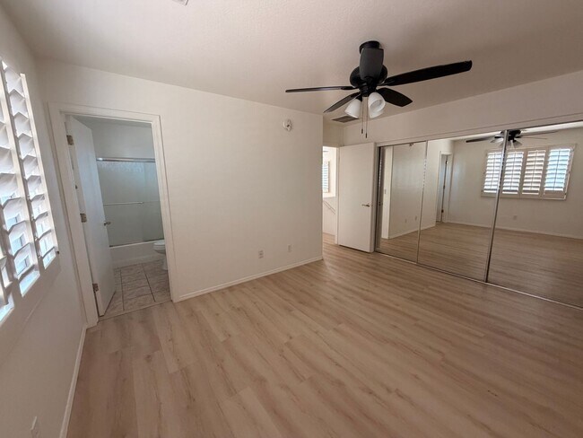 Building Photo - 1338 E 10th Pl