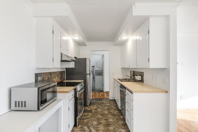 Building Photo - 1 month free!! Sweet 1/1 condo in Lake Oswego with covered parking and storage included!