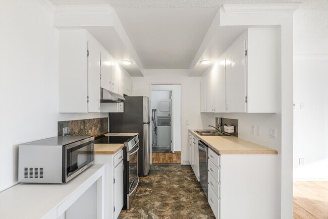 Building Photo - Cozy & sweet 1/1 condo in Lake Oswego with covered parking and storage included!