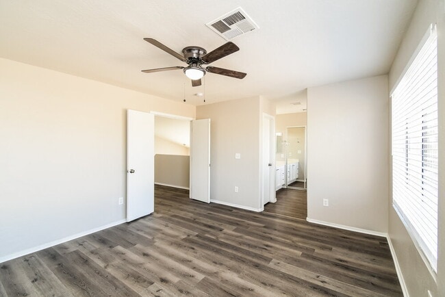 Building Photo - 790 E Saragosa St