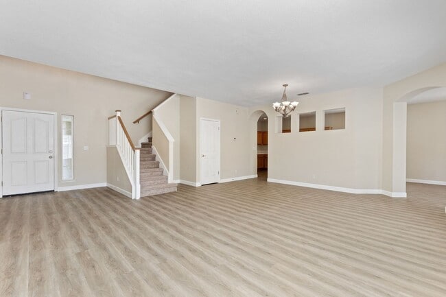 Building Photo - 4 Bedroom Home in the heart of Roseville! ...