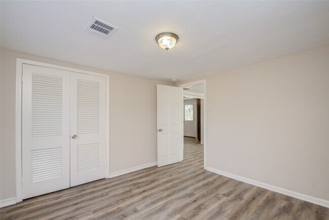 Building Photo - 1051 W Little York Rd