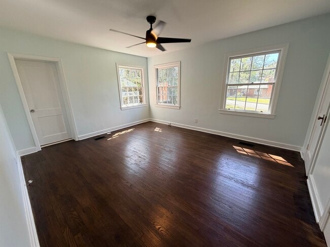 Building Photo - 1024 Cherokee Dr