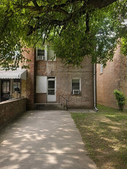 Building Photo - 4212 Clay St NE