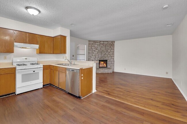 Building Photo - 500 Algerita Dr
