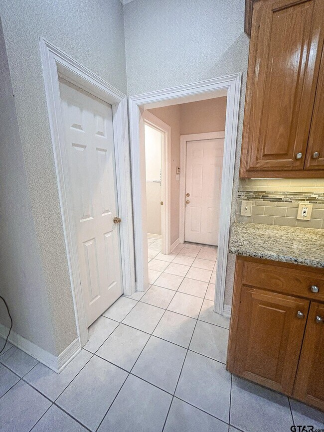 Building Photo - 704 Shiloh Ridge St