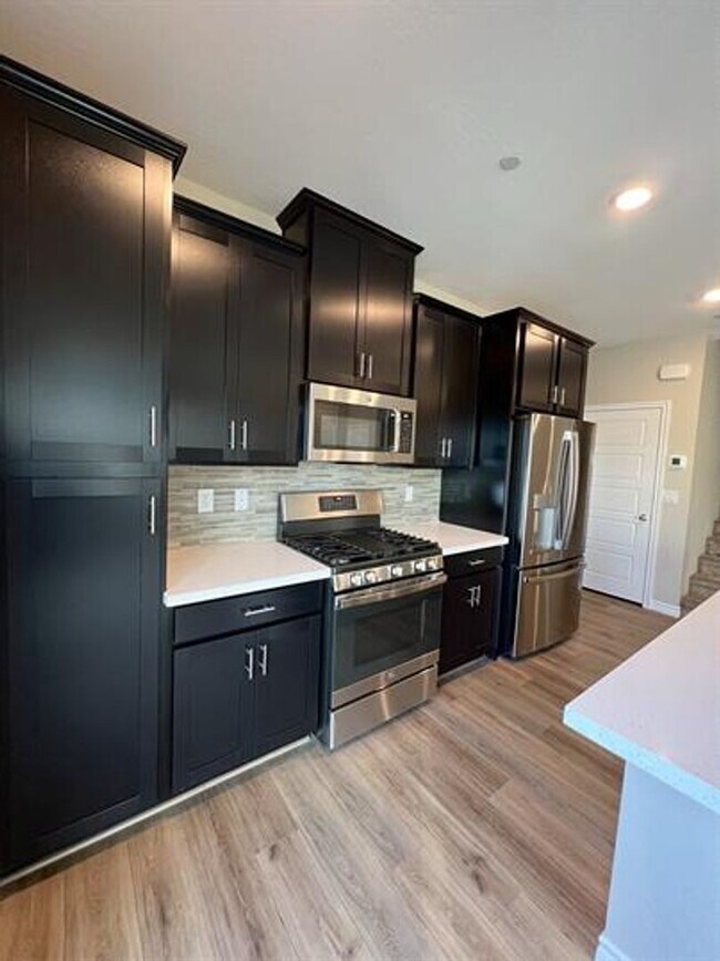 Building Photo - 3 Bedroom 2.5 Bathroom Townhome - Pet Friendly.