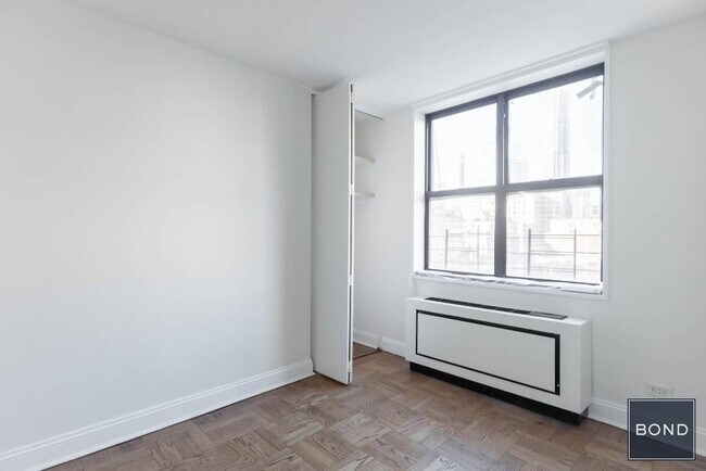 Building Photo - 400 E 71st St