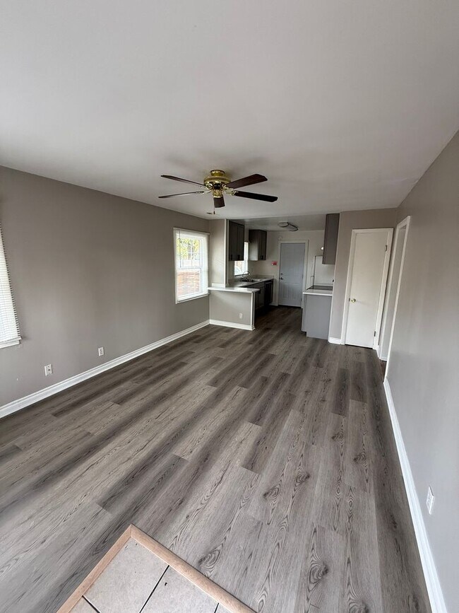 Building Photo - POL03