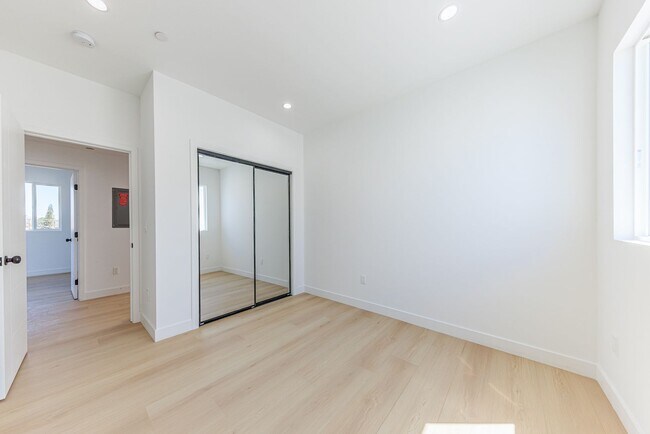 Building Photo - 2847 S Victoria Ave