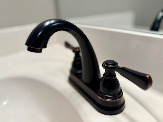 Building Photo - 4364 Ravenwood Park W