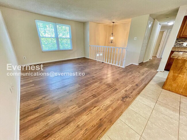 Building Photo - 3 Bed, 2.5 Bath Home with Fenced Yard & Garage / Pet-Friendly / Available Now!