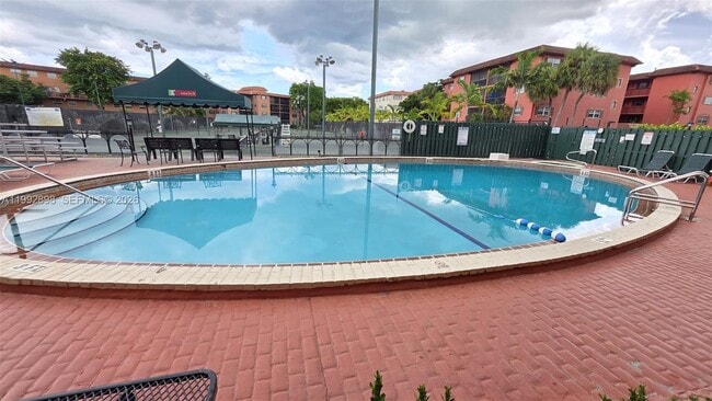 Building Photo - 650 Tennis Club Dr