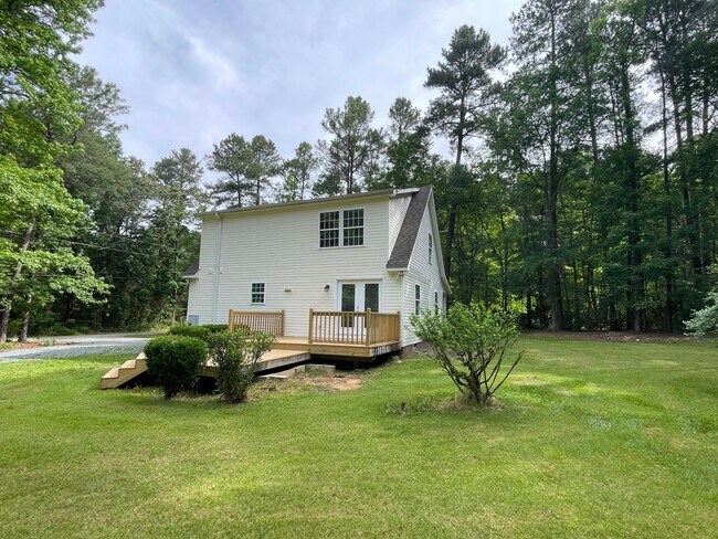 Building Photo - Beautiful, updated 3 BR 2 BA home in peace...