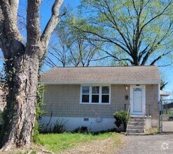 Building Photo - Remodeled, pet-friendly 2br/1ba house with...