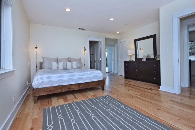 Building Photo - 10633 Chiquita St