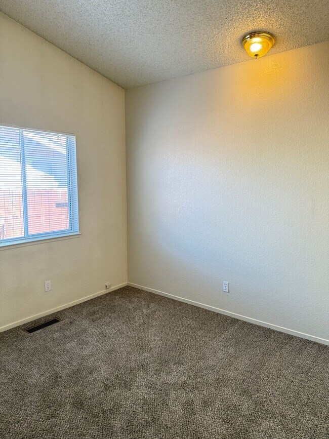 Building Photo - 3 bedroom, 2 bath home