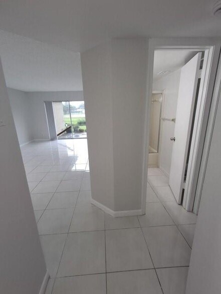 Building Photo - 9917 Twin Lakes Dr