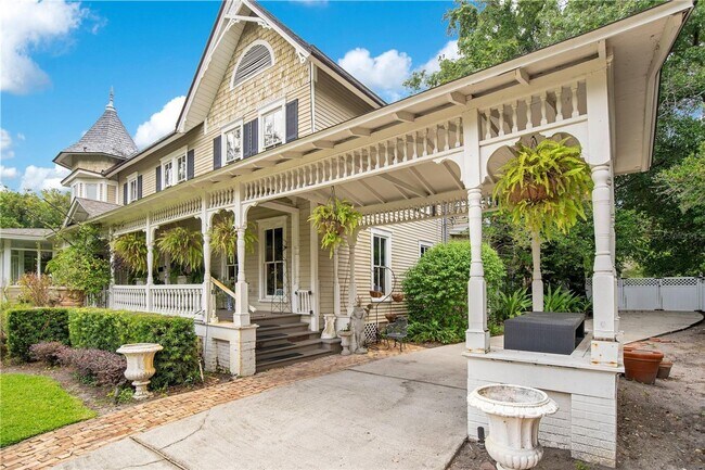 Building Photo - Queen Anne Victorian Estate