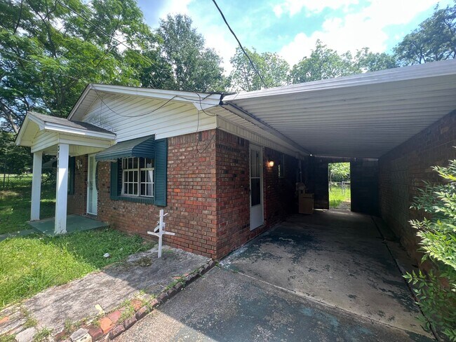 Building Photo - 3 Bedroom 2 Bathroom Brick Home in West Tu...