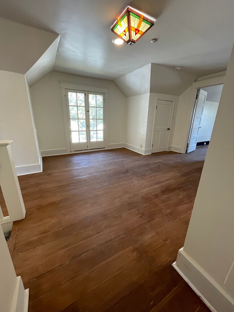 Large den area between two bedrooms and a separate porch with sitting area. - 1135 Magnolia St